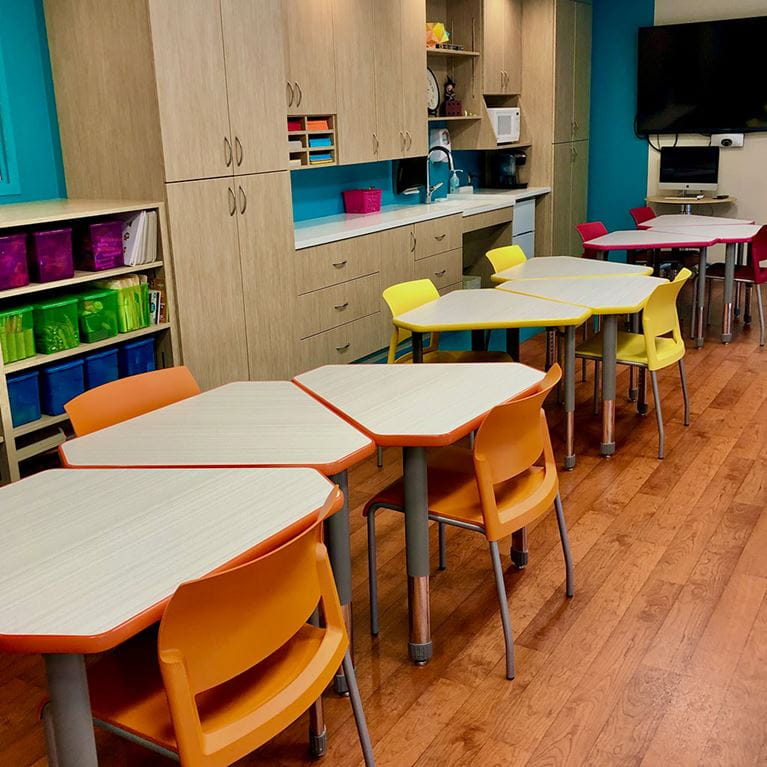 Mesas de aula de ACH para la niñez